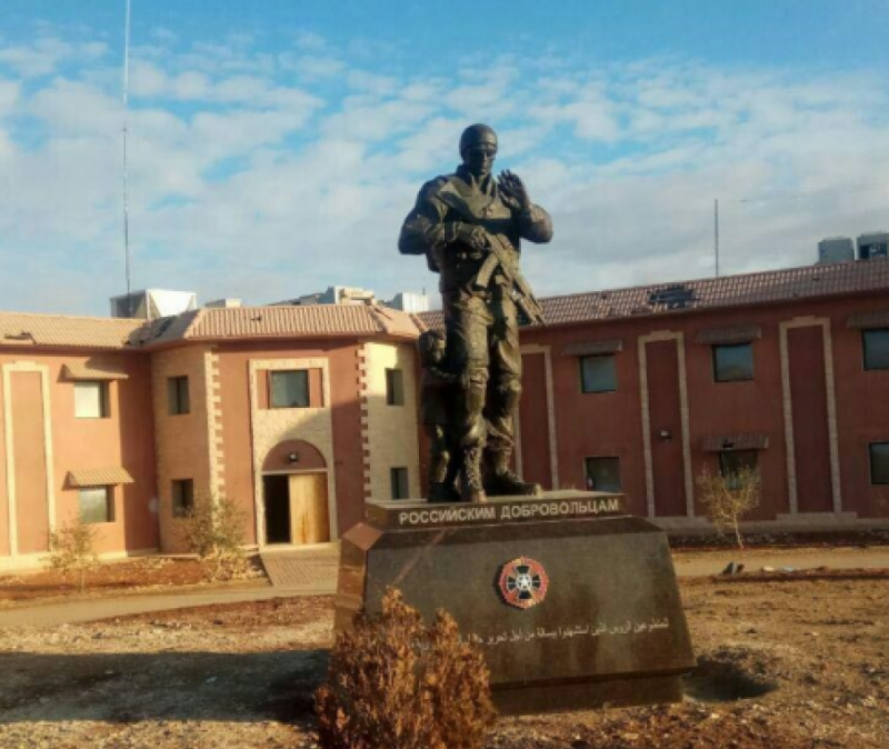 Вагнер горячая. Банги памятник ЧВК Вагнера. Памятник российским добровольцам в Сирии. Горячий ключ памятник ЧВК. Памятник бойцам ЧВК Вагнера.