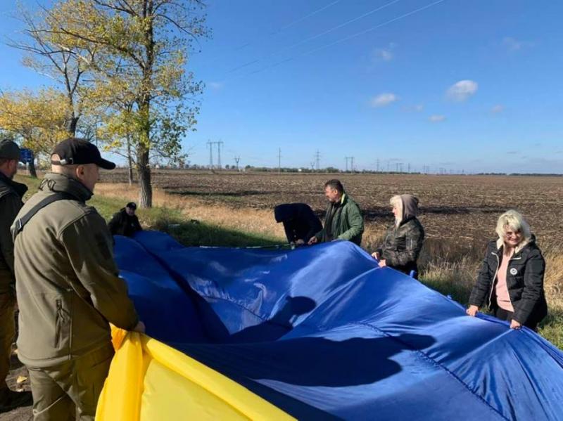 Украинский флаг в донецке. Флаг Украины запустили в Донецк. 5.11 И флаг Украины фото. Тиргартене свернуть 25-метровый флаг Украины.